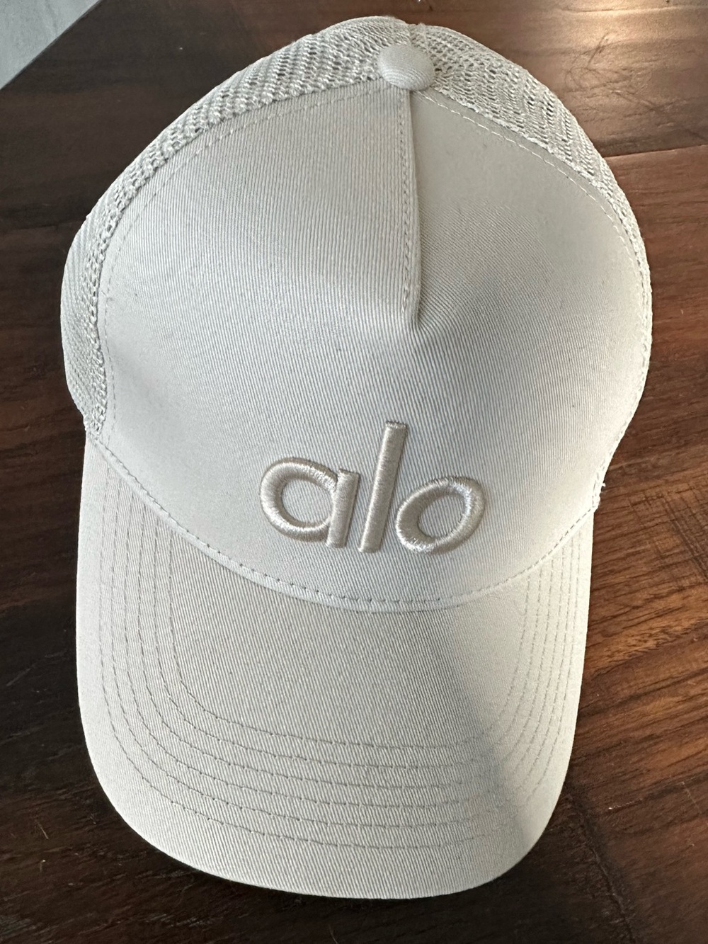 Alo Yoga Trucker Hat Bone Colour - worn twice